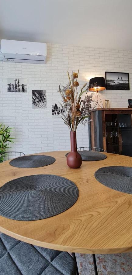 Vintage Breeze Apartment - Spa Pools Resort 마마이아 외부 사진